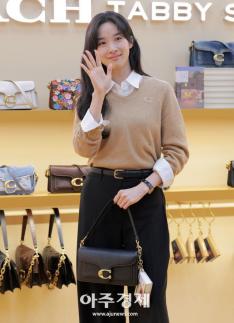 [포토] 포즈 취하는 이청아