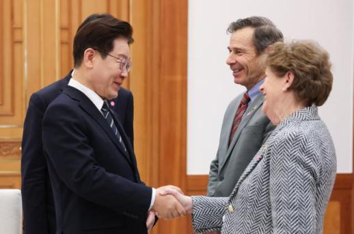 李대통령, 국정수행 지지율 67%…차량 5부제 민간 확대 수용 64% 