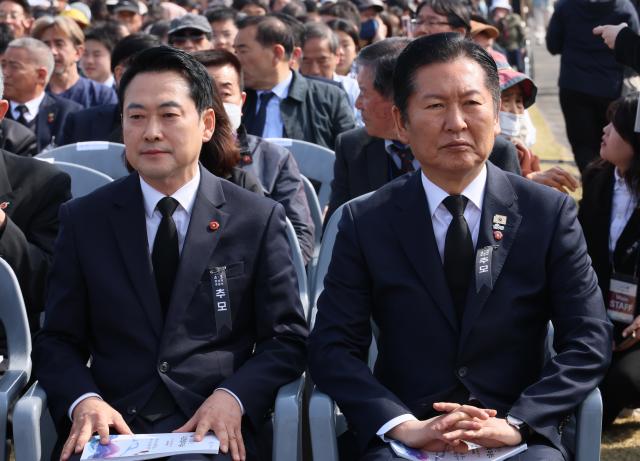 정청래 더불어민주당 대표오른쪽와 장동혁 국민의힘 대표가 3일 제주 4·3 평화공원에서 열린 제78주년 제주 4·3 희생자 추념식에 참석하고 있다 사진연합뉴스