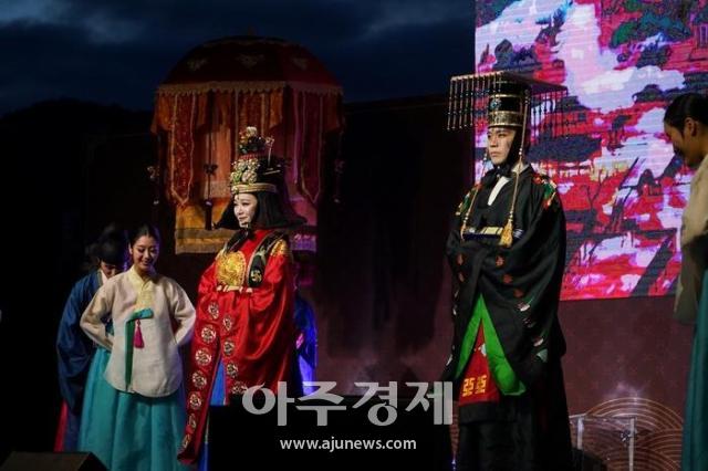 지난해 9월 나주문화재단이 연 뮤지컬 ‘명성황후’ 한 장면 주연 배우 김소현왼쪽과 손준호오른쪽의 연기가 돋보였다 사진나주시