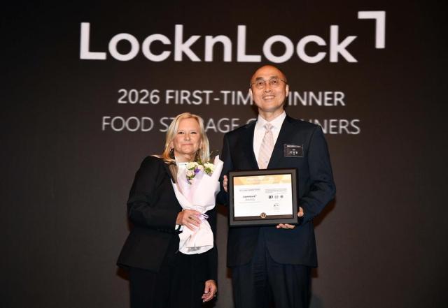 엘렌 스미스 뉴욕페스티벌 CEO왼쪽와 안성일 락앤락 CHRO 전무 사진락앤락