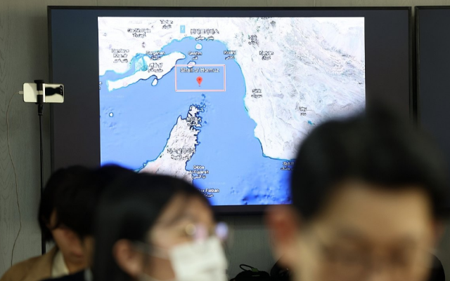 지난 1일 서울 영등포구 서민민생대책위원회서민위에서 열린 에서 호르무즈 해협 지도가 화면에 나오고 있다 사진연합뉴스