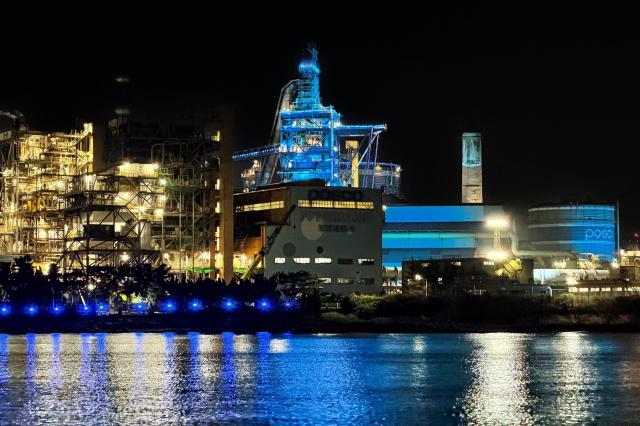 포항제철소가 “Light Up Blue” 캠페인 색상인 파란색으로 빛나고 있다 사진포항제철소