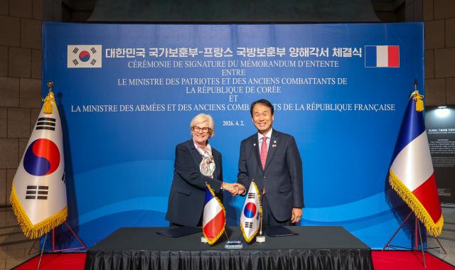 권오을 국가보훈부 장관이 2일 오후 서울 용산구 전쟁기념관에서 열린 대한민국 국가보훈부-프랑스 국방보훈부 양해각서 체결식에 참석해 카트린 보트랭 프랑스 국방보훈부 장관과 함께 협약서에 서명 후 기념촬영을 하고 있다 사진국가보훈부
