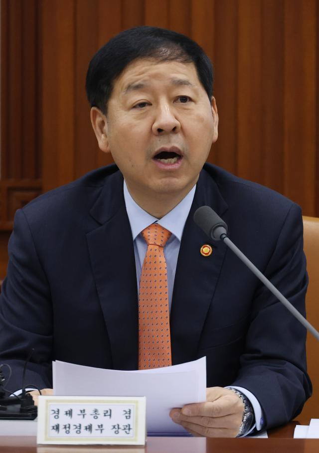 구윤철 부총리 겸 재정경제부 장관이 3일 정부서울청사에서 열린 비상경제본부회의 겸 경제관계장관회의에서 발언을 하고 있다 사진연합뉴스