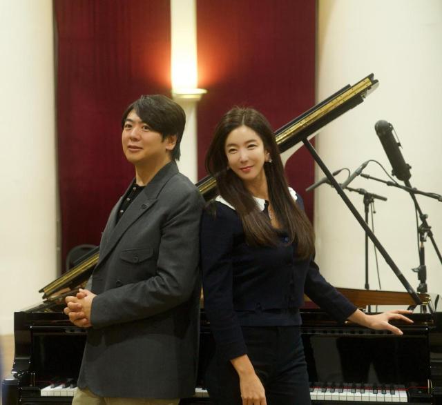 한지희사진 왼쪽와 랑랑 사진유니버설뮤직