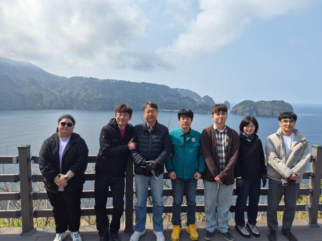 울릉도 본섬과 죽도를 배경으로 죽도를 찾은 남건 부군수왼쪽 세번째이석희 시설관리사업소장오른쪽 두번째과 직원들이 전망대에서 기념촬영을 하고 있다사진안경호 기자