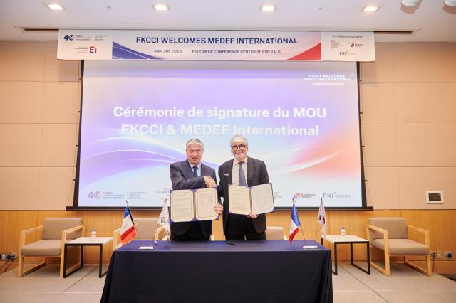 다비드-피에르 잘리콩 주한 프랑스상공회의소 회장왼쪽과 프레데릭 산체스 프랑스경제인연합회 회장이 3일 여의도 FKI 타워에서 열린 제3차 한-프랑스 경제계 미래 대화 행사에서 협력 양해각서MOU를 체결한 후 악수하고 있다사진주한 프랑스상공회의소 제공