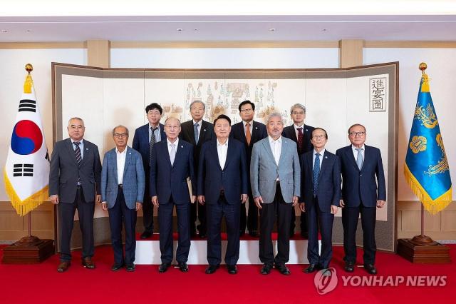 2024년 9월 서울 용산 대통령실에서 열린 원자력 분야 원로 오찬 간담회 참석자들의 기념촬영 모습 앞줄 왼쪽부터 세 번째가 이종훈 전 한국전력공사 사장 사진연합뉴스 