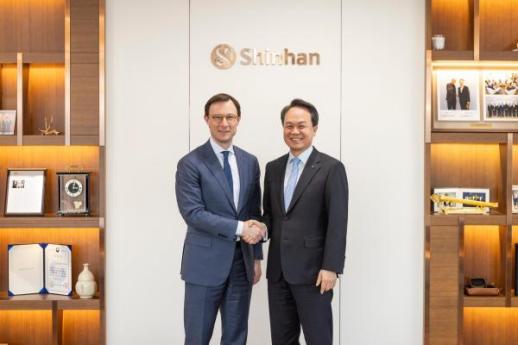 비자 그룹 경영진 만난 진옥동 회장…AX·디지털 자산 협력 확대