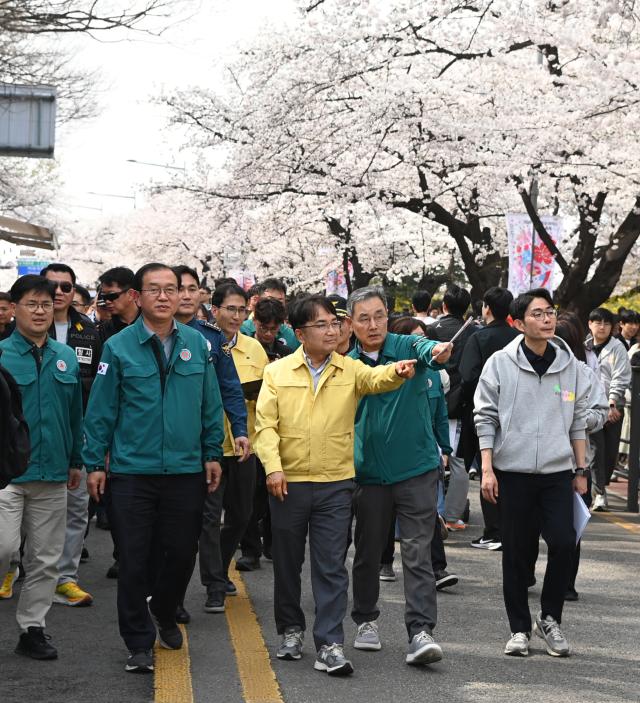 김광용 행정안전부 재난안전관리본부장이 3일 서울 여의도 봄꽃축제장을 방문해 관람객 이동 동선과 안전요원 배치 무대 구조 안전성 등을 점검하고 있다 사진행정안전부