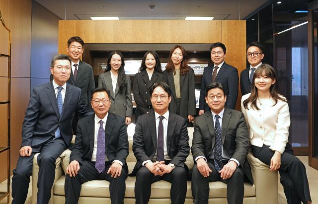 화우 통상산업팀 앞줄 왼쪽부터 이광욱 변호사법무부 국제투자지재권 법률자문위원 정동원 변호사산업통상자원부 자체평가 위원 김권회 대표변호사전 세계한인법률가회IAKL 회장 최종문 고문전 외교부 2차관 우혜진 변호사 뒷줄 왼쪽부터 김현수 회계사전 산업부 무역위원회 조사관 최지원 연구원 박연경 변호사 강청아 회계사 장정주 변호사전 산업부 통상분쟁대응과 사무관 정종훈 회계사 사진법무법인 화우