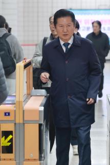 靑 대중교통 이용 시민에 인센티브…공공부문도 시차 출퇴근제