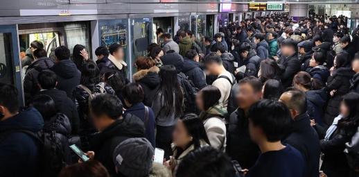 靑 대중교통 시민에 인센티브…공공부문도 시차 출퇴근제