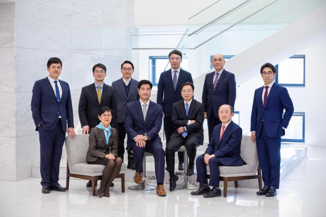 통상산업정책센터 사진첫번째 줄 좌측부터 박현주Hyunju Helen Pak 외국변호사 김세진 외국변호사센터장 유정열 고문 윤강현 고문  두번째 줄 좌측부터 김영훈 변호사 최병천 전문위원 이호준 고문 이상현 변호사 고한석 고문 윤영원 변호사 사진법무법인 세종