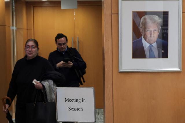 미국 워싱턴 DC에서 2일 국가수도계획위원회NCPC가 트럼프 백악관 이스트윙 볼룸 프로젝트 승인 여부를 논의하고 표결하기 위해 회의를 여는 가운데 위원회 사무실 로비에 도널드 트럼프 미국 대통령의 초상화가 걸려 있다 사진로이터
