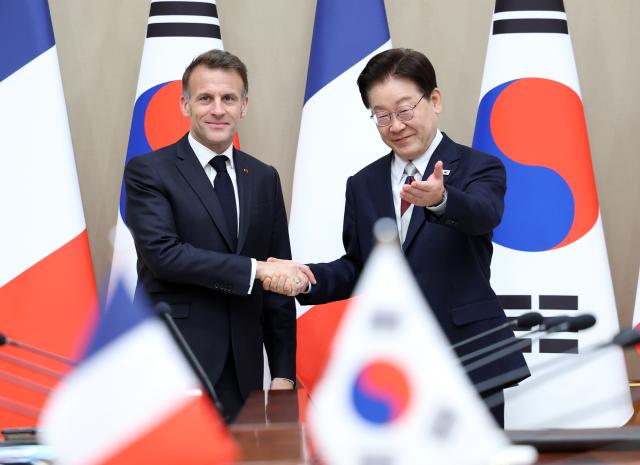 이재명 대통령과 에마뉘엘 마크롱 프랑스 대통령이 3일 청와대에서 확대 정상회담에 앞서 악수하고 있다 사진연합뉴스