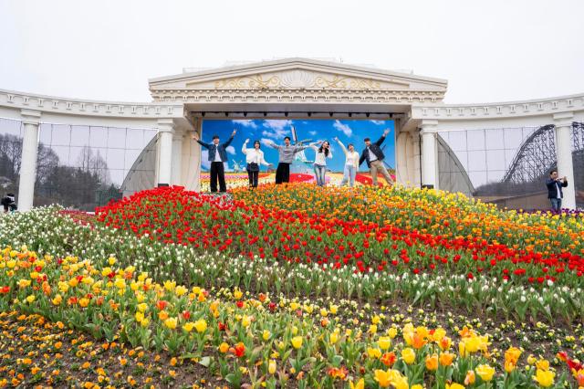 대형 LED 스크린 속 영상과 실제 화단이 경계 없이 이어지는 튤립 인피니티 가든 사진에버랜드