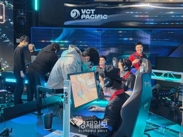 GE 선수들이 경기에 앞서 장비를 확인하고 있다 사진류청빛 기자