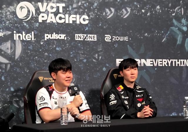 T1의 함우주 iZu 선수왼쪽가 질문에 답변하고 있다 사진류청빛 기자