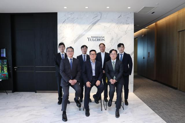 왼쪽 위부터 시계방향으로 박지웅 변호사 최용선 수석전문위원 김동석 수석전문위원 김한규 전문위원 이강민 변호사 구기성 고문 구승희 고문사진법무법인유 율촌