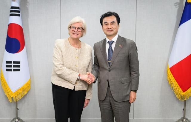 안규백 국방부 장관이 3일 오후 국방부를 방문한 꺄트린느 보트랭Catherine VAUTRIN 프랑스 국방부관과 악수를나누고 있다 사진국방부