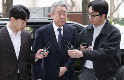 뇌물 1억 수수 의혹 강호동 농협회장 경찰 출석…성실히 조사받겠다