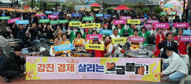 강진군의 대표 야간문화 행사인 ‘2026년 상반기 강진 불금불파 행사’가 지난 3일 병영시장 일원에서 성황리에 개장했다사진강진군