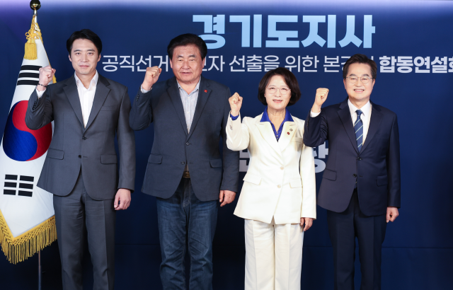 더불어민주당 경기도지사 경선후보들이 4일 서울 중앙당 합동연설회에 앞서 소병훈 민주당 중앙당 선거관리위원장왼쪽 두번째와 기념촬영을 하고 있다 사진김동연 캠프