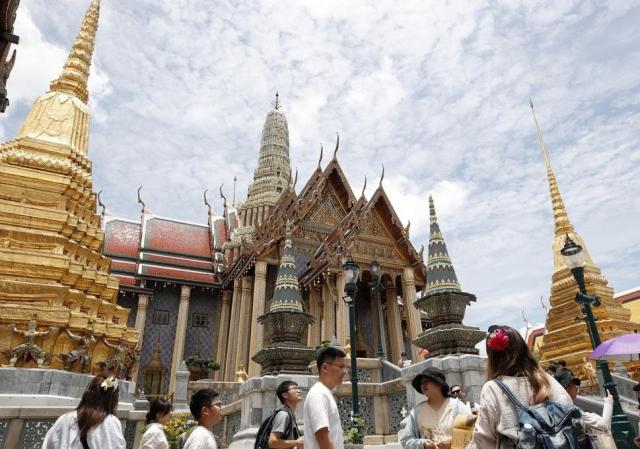 태국 방콕의 유명 관광지인 왓 프라깨우에메랄드 사원를 둘러보는 외국인 관광객들 사진연합뉴스