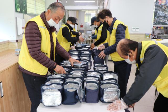 묵호노인종합복지관이 4월 1일부터 재가노인지원사업의 일환으로 ‘재가노인 식사배달사업’을 확대 시행하며 본격적인 운영에 들어갔다 사진묵호노인종합복지관