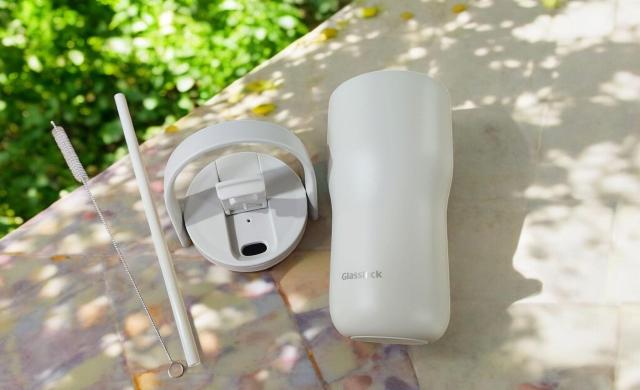 글라스락의 캐리 플로우 텀블러 마시는 방법이 다양하고 전용 빨대와 세척솔이 함께 들어있어 위생적으로 관리할 수 있다 사진미리캔버스