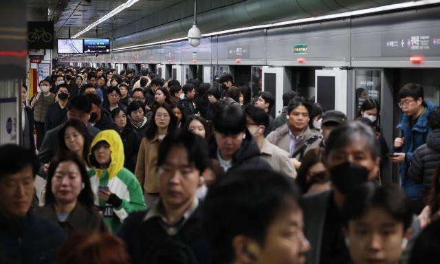 중동 전쟁으로 기름값이 급등한 가운데 지난달 17일 서울 시내의 한 지하철 역사가 이용객으로 붐비고 있다 사진연합뉴스