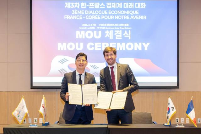 GS칼텍스는 지난 3일 여수공장의 유틸리티 운영 혁신 및 지속가능 경영 강화를 위해 세계 1위 글로벌 환경 솔루션 기업 ‘베올리아Veolia’와 포괄적 업무협약MOU을 체결했다 왼쪽부터 허세홍 GS칼텍스 부회장 베올리아 크리스토프 마케 글로벌 사업총괄 선임부사장 사진GS칼텍스