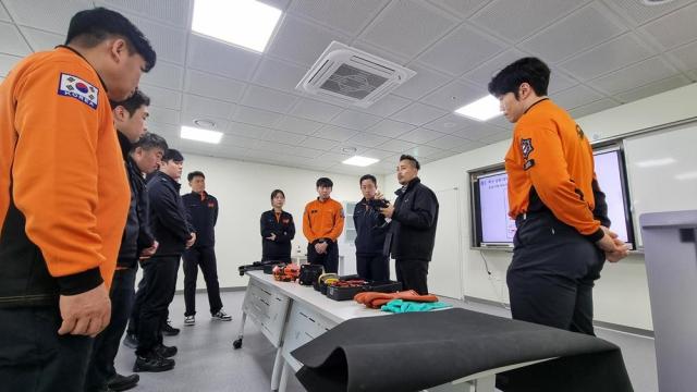 교육을 수강하는 인천 소방공무원들과 BYD코리아 트레이닝팀 이재혁 이사