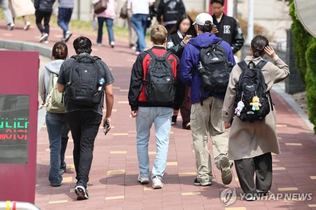 서울 시내 한 대학교에서 이동하는 외국인 유학생들 사진연합뉴스