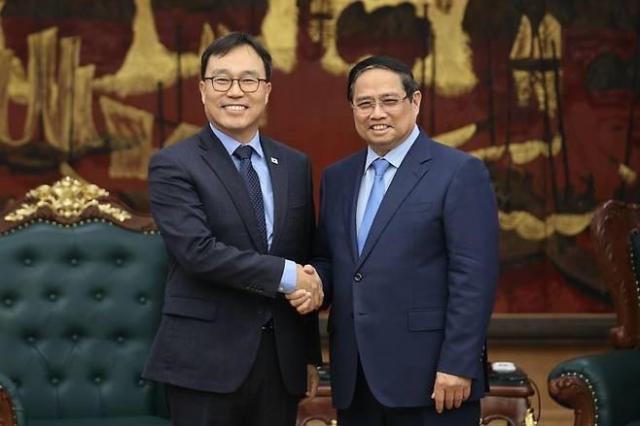 최영삼 주베트남 대사왼쪽가 지난 1일 베트남 정부 청사에서 팜 민 찐 베트남 총리와 기념사진을 촬영하고 있다 사진베트남 정부 제공