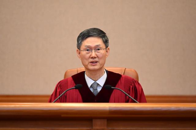 문형배 헌법재판소장 권한대행이 4일 서울 종로구 헌법재판소 대심판정에서 열린 윤석열 대통령 탄핵심판 선고에 입장해 있다 사진연합뉴스