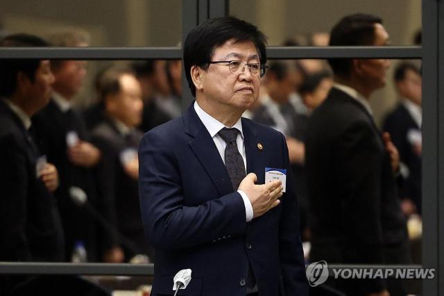 최교진 교육부장관이 19일 서울대학교 호암교수회관에서 열린 2026년도 제1차 전국국공립대학총장협의회에서 국기에 대한 경례를 하고 있다