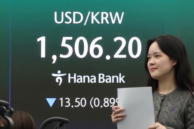 3일 서울 중구 하나은행 본점 딜링룸 현황판에 원·달러 환율이 표시돼 있다 사진연합뉴스