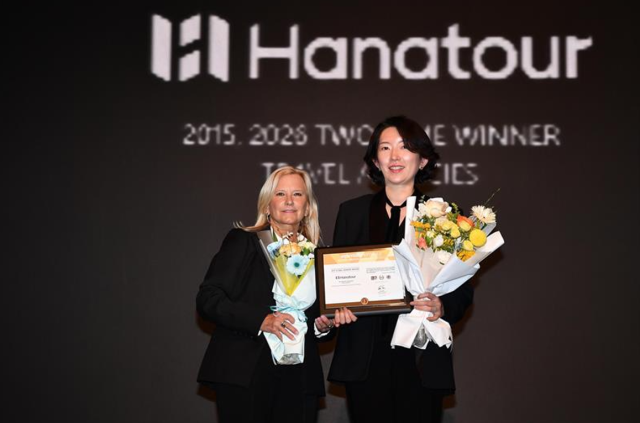 4월 2일 서울 롯데호텔에서 열린 ‘2026 뉴욕페스티벌 대한민국-국가브랜드 대상’에서 하나투어 양성회 고객경험본부장오른쪽이 엘런 스미스 뉴욕 페스티벌 회장왼쪽과 기념 촬영을 하고 있다 사진하나투어