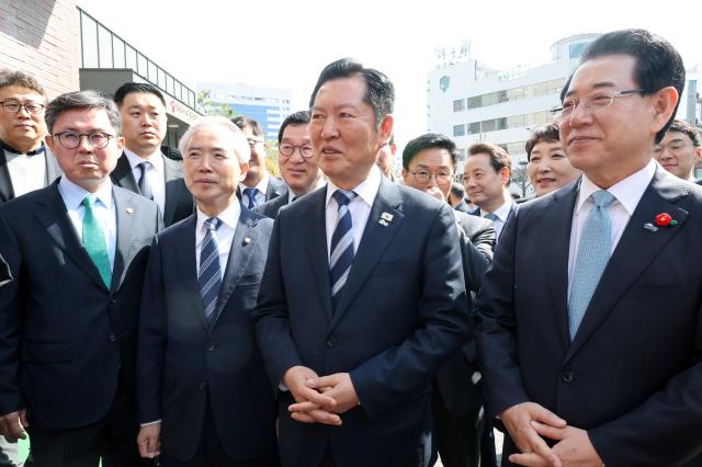 더불어민주당 정청래 대표가 5일 광주 동구 남동성당을 찾아 이야기를 나누고 있다사진연합뉴스