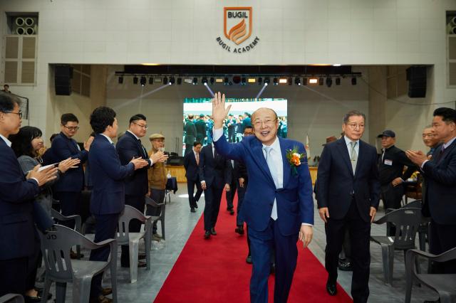 김승연 회장이 북일고 개교 50주년 기념 행사에 참석해 인사하고 있다 사진한화