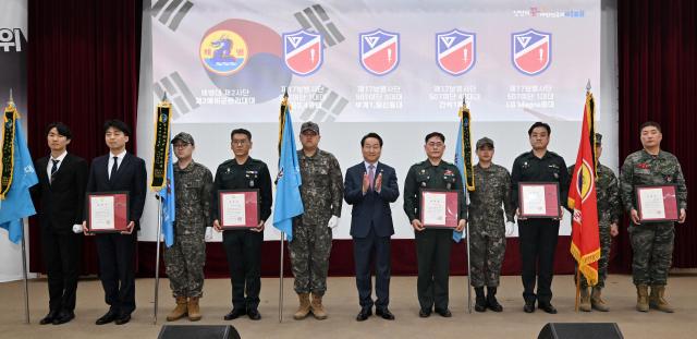 유정복 인천광역시장이 3일 시청 대회의실에서 열린 제58주년 예비군의 날 기념행사에서 표창장을 수여하고 있다 사진인천시