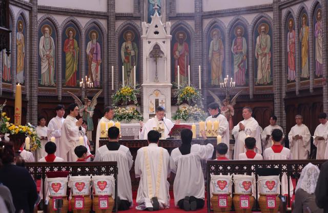 5일 서울 중구 명동대성당에서 열린 부활 대축일 미사에서 정순택 대주교를 비롯한 사제단이 제대 앞에서 미사를 집전하고 있다 이날 미사는 예수 그리스도의 부활을 기념하며 희망과 생명의 의미를 되새기는 가운데 엄숙하게 진행됐다사진공동취재단