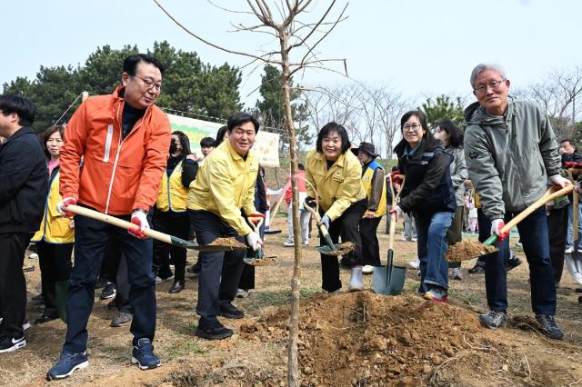 3일 임병택 시흥시장사진 왼쪽에서 두번째이  참석자들과 2026년 행복의 숲 나무심기 행사에서 식재를 하고 있다 사진시흥시