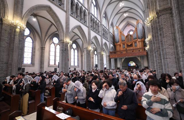 부활절인 5일 서울 명동대성당에서 열린 부활 대축일 미사에 참석한 신자들이 성호를 그으며 기도하고 있다 성당 내부는 이른 아침부터 부활의 기쁨을 나누려는 신자들로 가득 찼다사진공동취재단