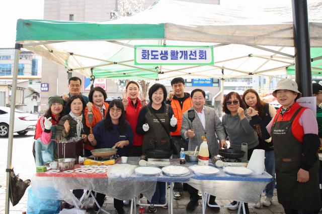 기념사진 촬영 중인 주광덕 시장과 화도생활개선회 사진남양주시
