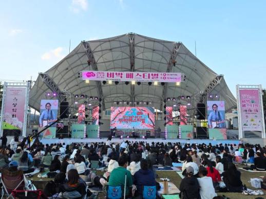 상주 북천, 활짝 핀 벚꽃에 물들고 캠핑 낭만에 물들다.