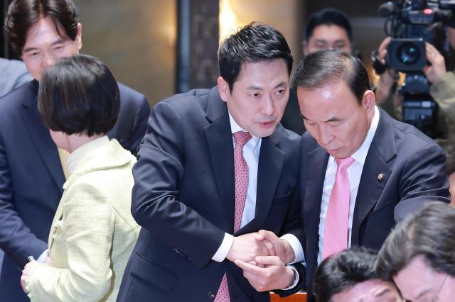 국민의힘 장동혁 대표가 지난달 31일 국회에서 열린 의원총회에 참석하며 박덕흠 의원과 대화하고 있다사진연합뉴스